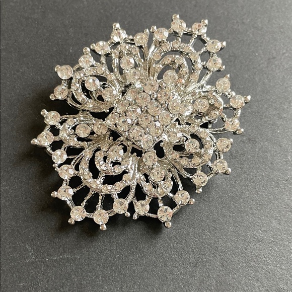 The Unbranded Brand Jewelry - Sparkling Silver Floral Brooch